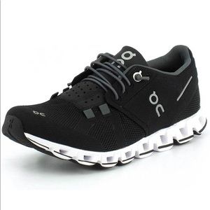 Women’s SZ 7 On Cloud Sneakers